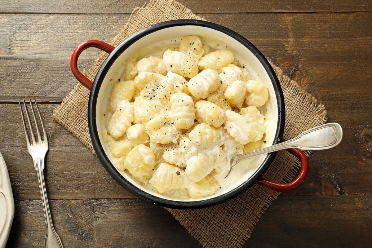 Nhoque de batata-doce com molho branco e queijo gorgonzola (Imagem: denio109 | Shutterstock)