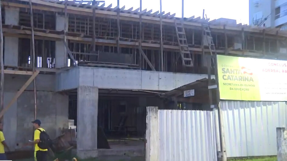 Obras em escolas de Florianópolis se arrastam por anos e alunos têm aulas em locais improvisados