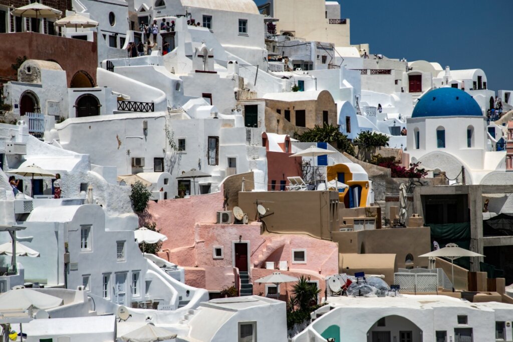 A vila Oia &eacute; destaque pelas casinhas brancas e azuis (Imagem: Cesare Palma | Shutterstock)
