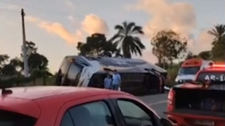 Ônibus de turismo se envolve em acidente na Bahia e nove pessoas morrem