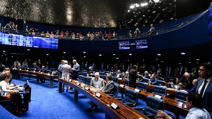 Senado aprova PEC que criminaliza porte de drogas em primeira votação