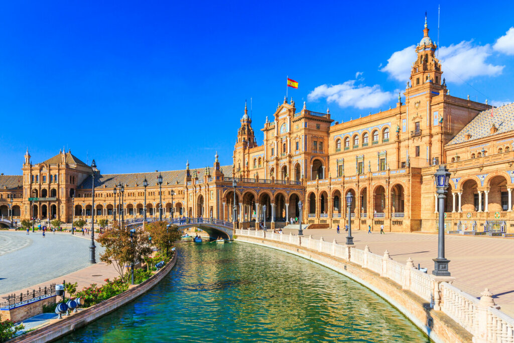 A Praça da Espanha tem uma arquitetura esplendorosa que conta muito sobre a história do país (Imagem: SCStock | Shutterstock)