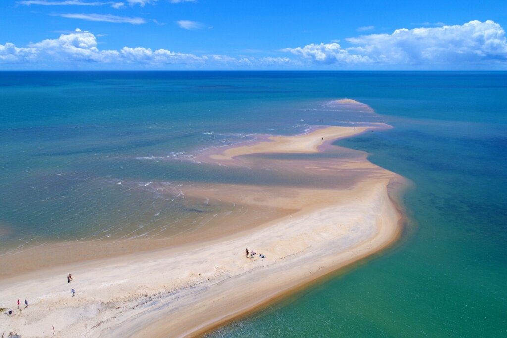 Piscinas naturais da Praia de Corumbau impressionam os turistas (Imagem: ByDroneVideos | Shutterstock)