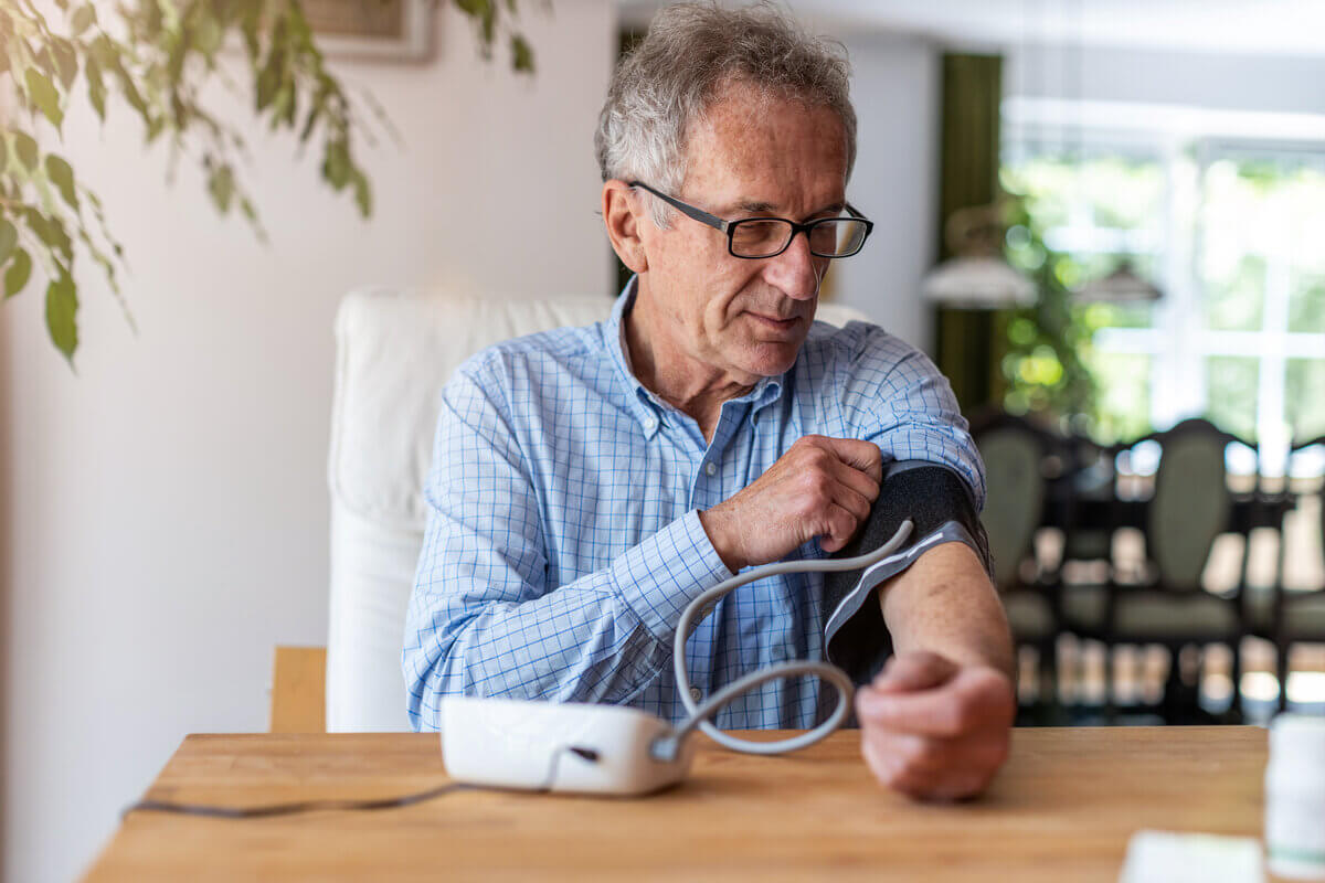 Pressão alta é fator de risco para o desenvolvimento de diversas doenças (Imagem: pikselstock | Shutterstock)