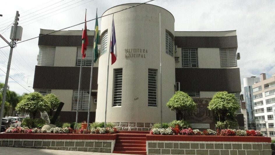 Professora vira ré por supostamente torturar criança.