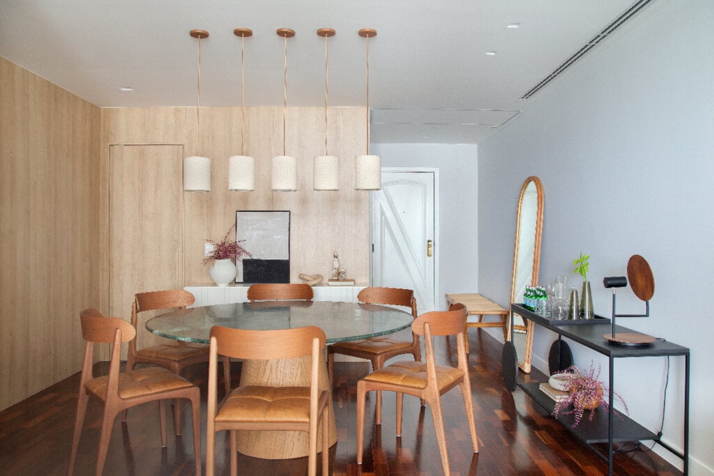 Móveis curvos trazem fluidez ao ambiente (Projeto: Memoá Arquitetos | Imagem: Raiana Medina)
