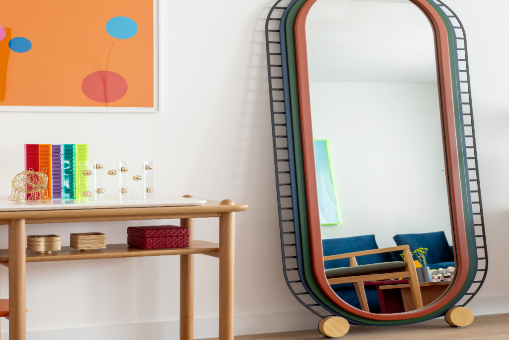 Os espelhos com contornos irregulares podem criar combinações diversas no ambiente (Projeto: escritório Memoá Arquitetos | Imagem: Carolina Lacaz)