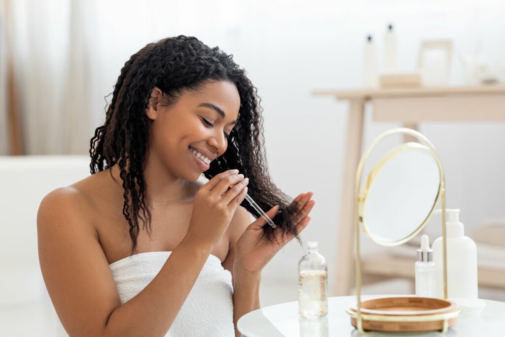 Óleos vegetais podem ser utilizados para fazer umectação nos cabelos (Imagem: Prostock-studio | Shutterstock)