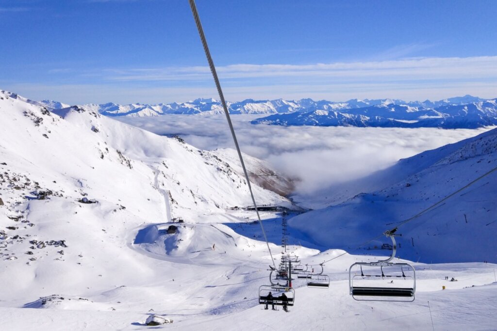 Cordilheira Remarkables é perfeita pra ski (Imagem: cordilheira Remarkables | Shutterstock)