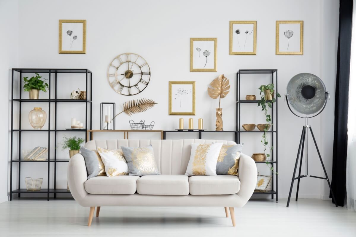 O dourado é tendência na decoração, mas requer equilíbrio para não ser excessivo (Imagem: Ground Picture | Shutterstock)
