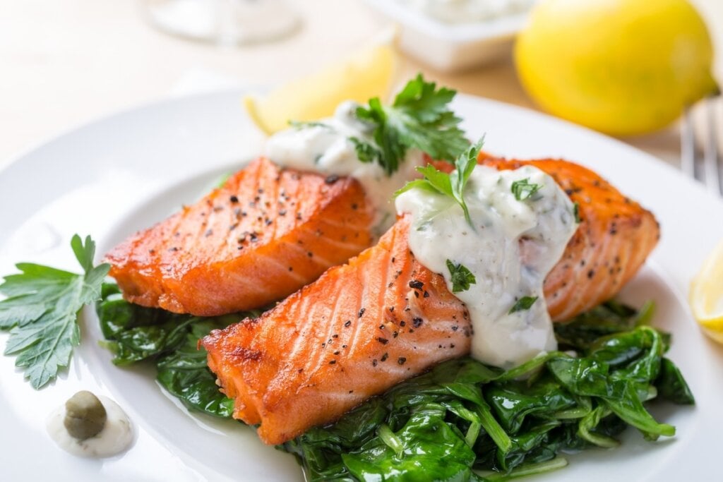 Salmão com molho branco (Imagem: Tatiana Volgutova | Shutterstock)