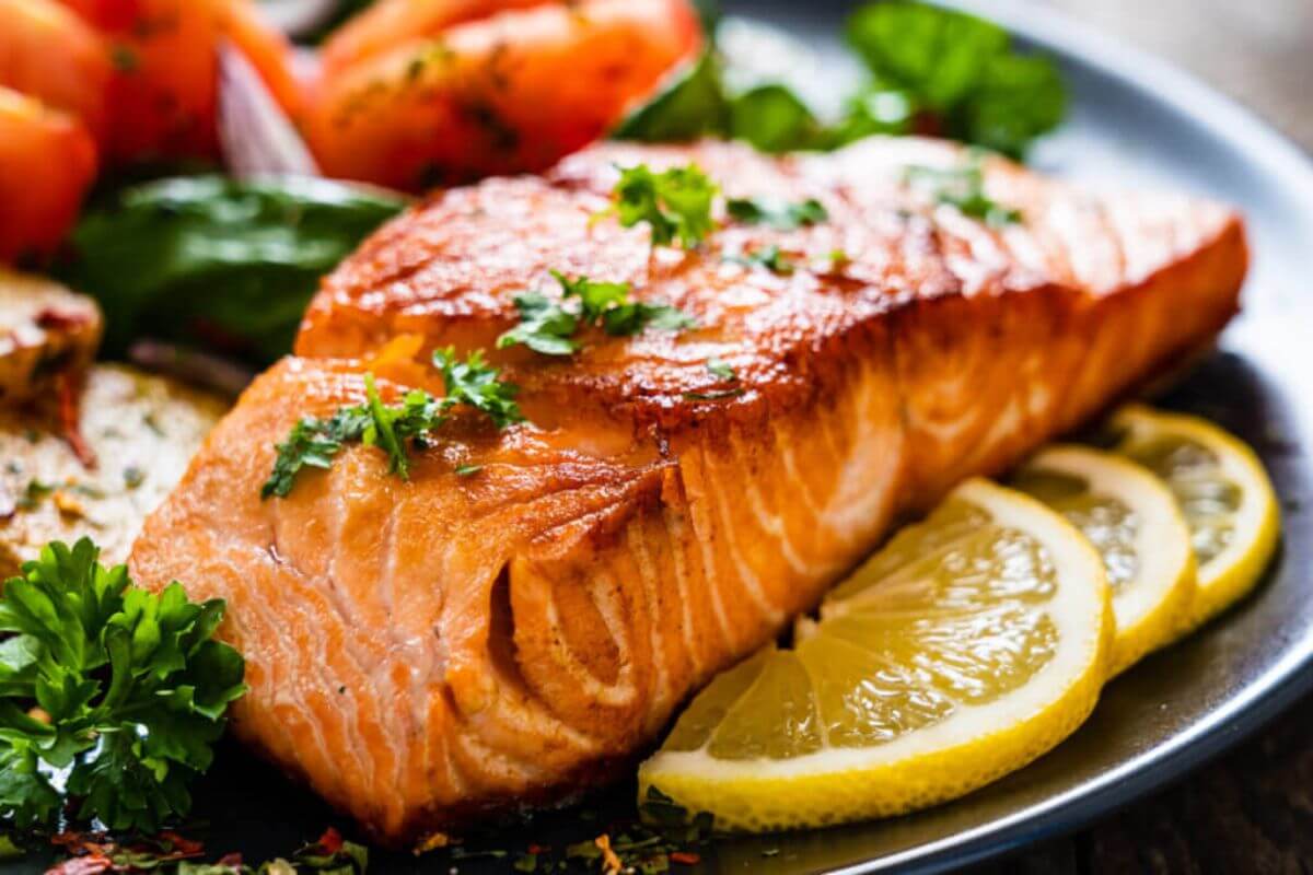 Salmão com especiarias (Imagem: Jacek Chabraszewski | Shutterstock)