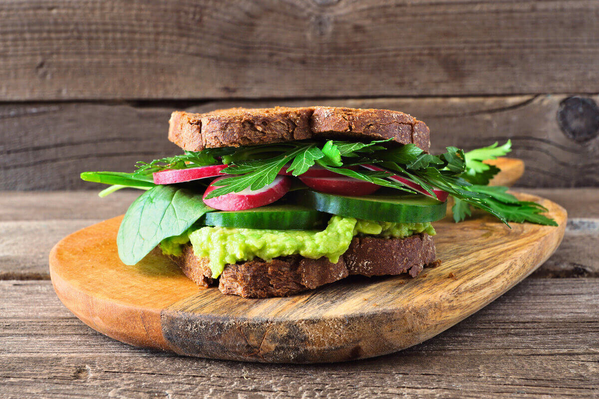 Sanduíche com abacate, pepino e espinafre (Imagem: JeniFoto | Shutterstock)