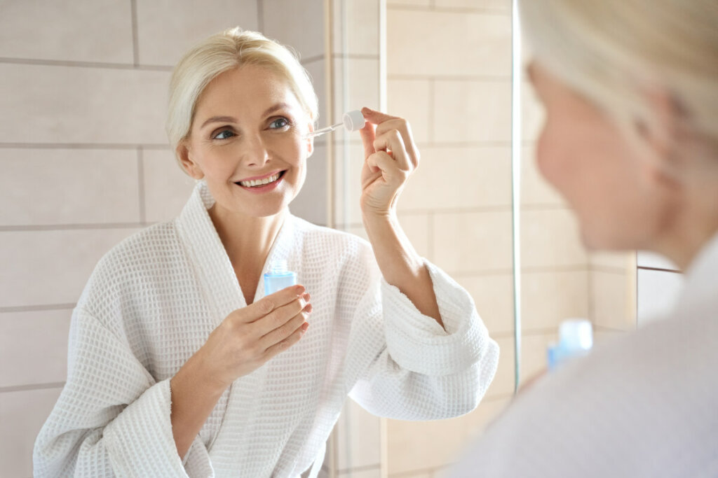 O skincare ajuda a cuidar da pele, mas alguns casos requerem procedimentos específicos (Imagem: Ground Picture | Shutterstock)