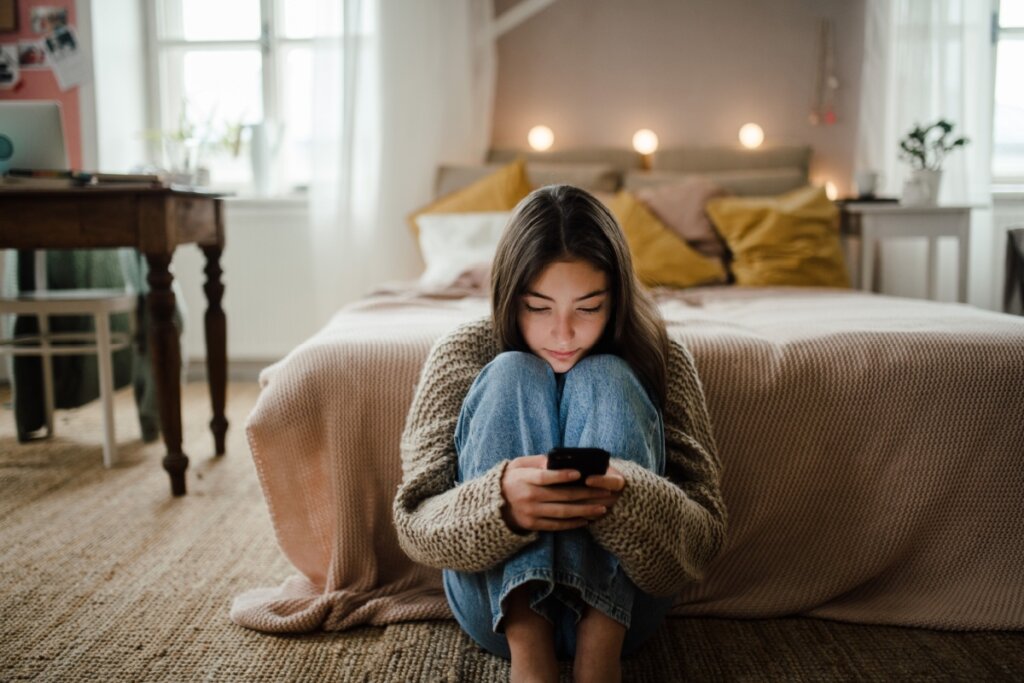 Apesar da constante conexão digital, jovens da geração Z podem enfrentar solidão (Imagem: Halfpoint | Shutterstock)