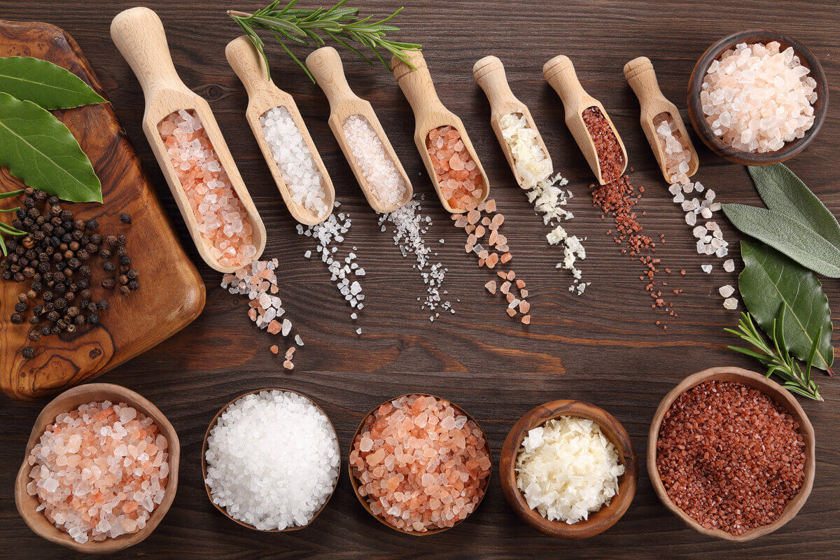 Os diferentes tipos de sal realçam o sabor dos alimentos e podem ser utilizados para diversas finalidades (Imagem: Krzysztof Slusarczyk | Shutterstock)