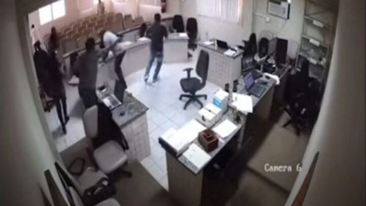 Filho invade tribunal e atira contra réu em julgamento por homicídio do pai