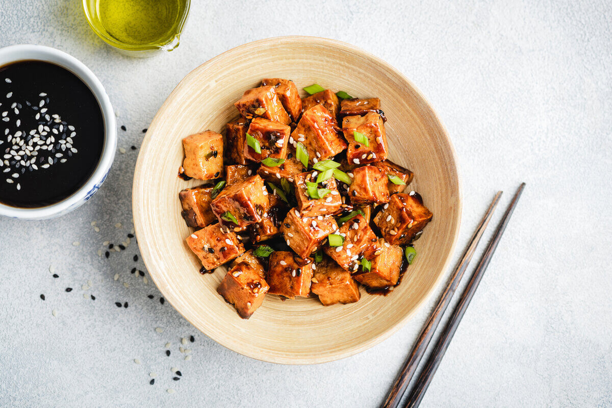 Tofu frito com molho picante (Imagem: Vladislav Noseek | Shutterstock)