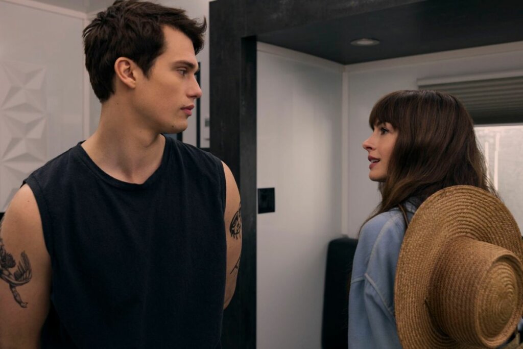 ‘Uma Ideal de Você’ conta a história de uma mãe solteira que se envolve com um astro do pop (Imagem: Reprodução digital | Amazon MGM Studios, Welle Entertainment, Somewhere Pictures e I’ll Have Anothe)
