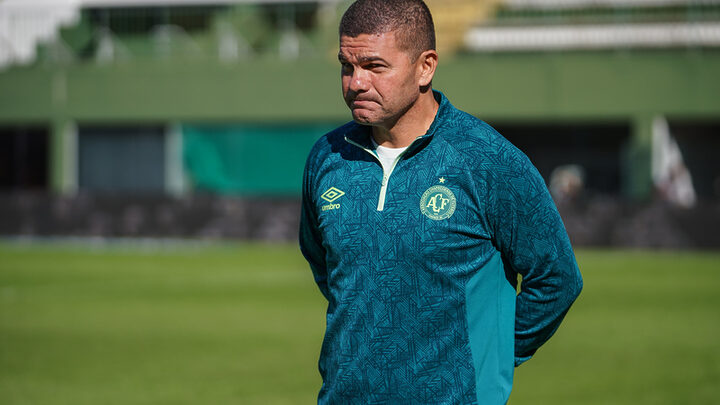 Umberto Louzer estava no Guarani no início do ano, antes de assumir a Chape (Foto: Tiago Meneghini, ACF)