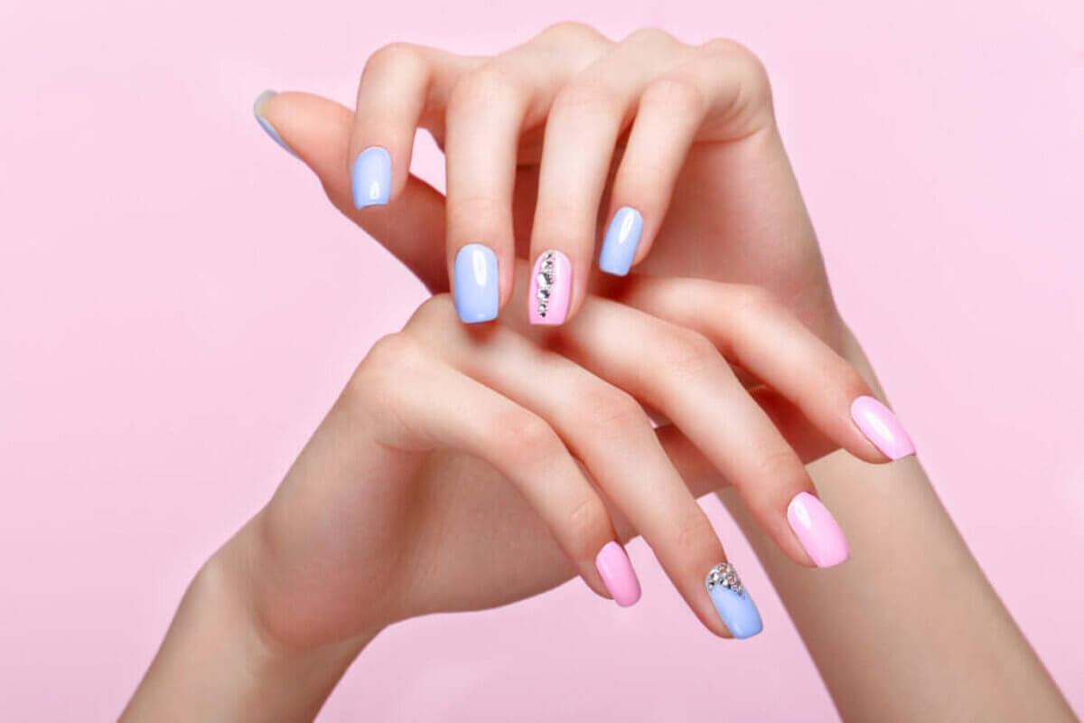 Cuidados diários ajudam a manter as unhas saudáveis (Imagem: KOBRIN PHOTO | Shutterstock)