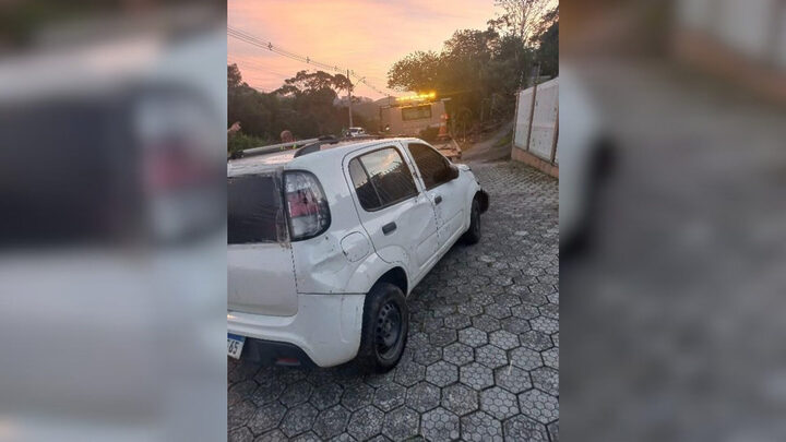 VÍDEO Condutora perde controle de carro, colide em muro e despenca de barranco na SC 410; motorista deixou o local do acidente