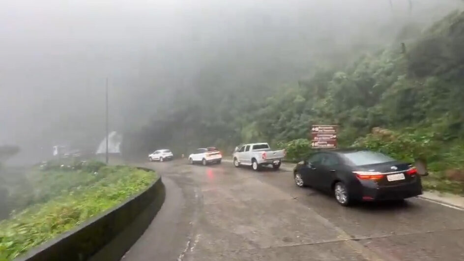 VÍDEO Interdição da BR-101 causa filas na Serra do Rio do Rastro
