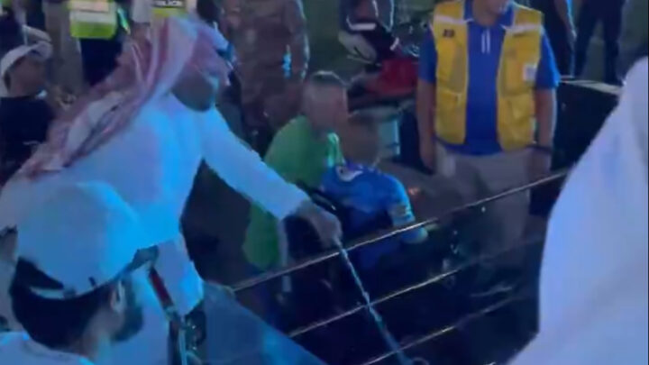 VÍDEO Jogador do Al-Ittihad leva chicotadas de torcedor após derrota para Al-Hilal.png