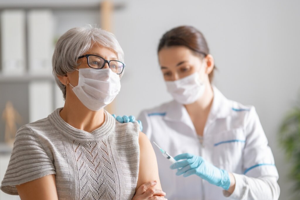 Manter a vacinação em dia ajuda a evitar a meningite (Imagem: Yuganov Konstantin | Shutterstock)