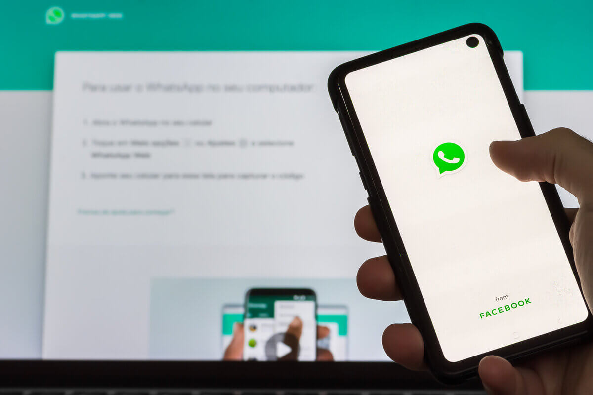O WhatsApp pode ajudar na venda de produtos (Imagem: Antonio Salaverry | Shutterstock)