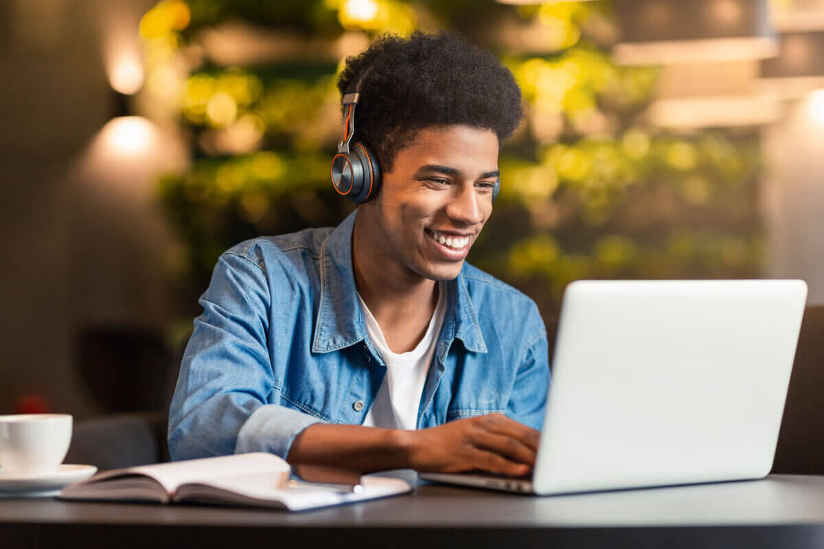 Relaxar a mente antes dos estudos melhora o aprendizado (Imagem: Prostock-studio | Shutterstock)