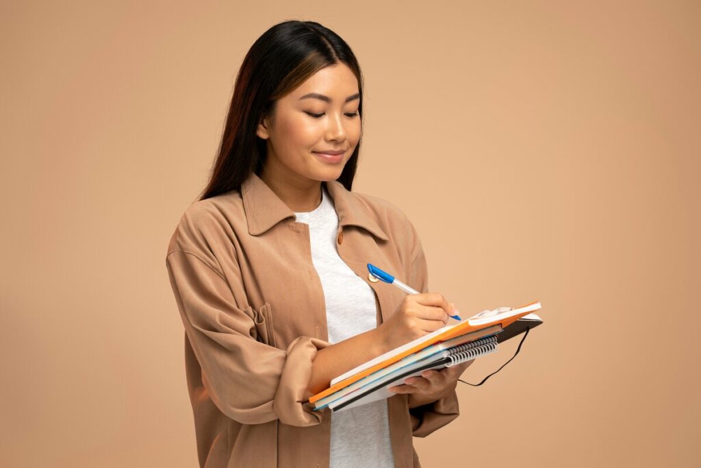 Usar sinônimos é uma ótima forma de construir melhores textos (Imagem: Sklo Studio | Shutterstock)