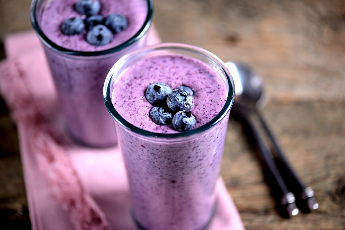 Vitamina de banana com blueberry (Imagem: Chudo2307 | Shutterstock)