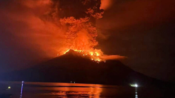 Vulcão em erupção deixa Indonésia em alerta para risco de tsunami