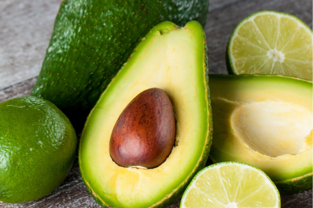 O abacate mant&eacute;m a pele hidratada e os cabelos fortes (Imagem: CreatoraLab | Shutterstock)