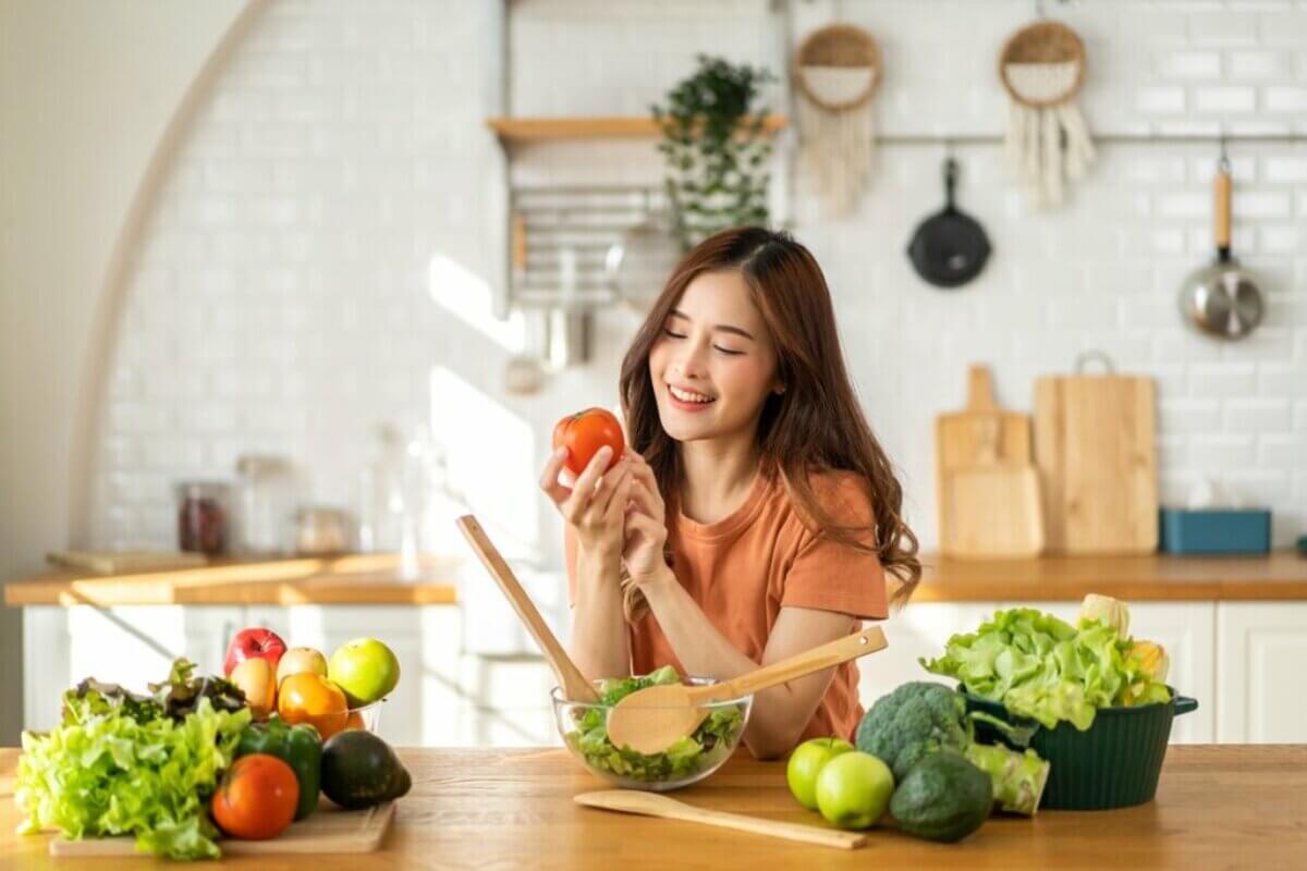 Alimentação equilibrada ajuda a manter os cabelos e a pele saudáveis (Imagem; Krakenimages.com | Shutterstock)