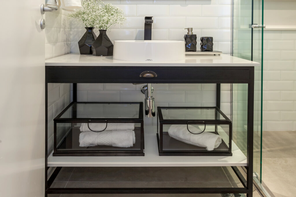 A serralheria amplia as op&ccedil;&otilde;es de design, combinando-se com vidro e marcenaria para configurar espa&ccedil;os funcionais e estilosos (Projeto: Cristiane Schiavoni | Foto: Carlos Piratininga)