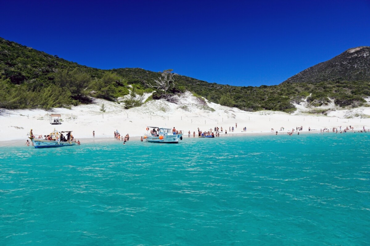 Arraial do Cabo tem praias lindas de tirar o fôlego (Imagem: Alex Photo Stock | Shutterstock)
