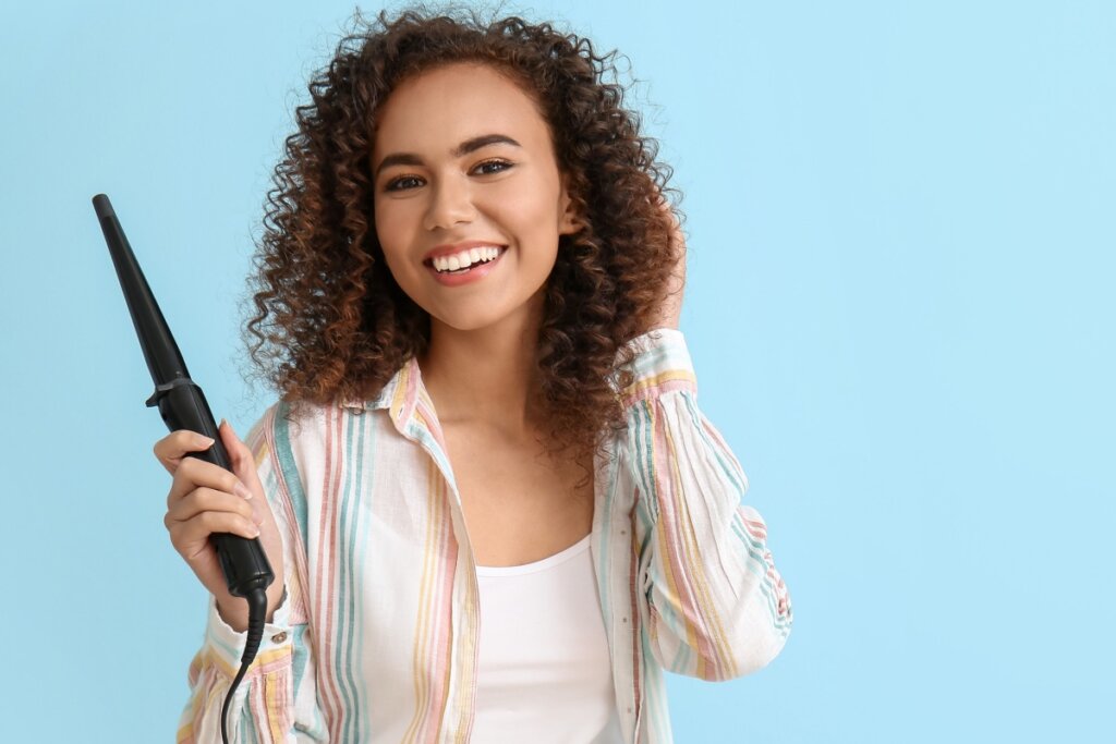O modelador ajuda na definição dos cachos (Imagem: Pixel-Shot | Shutterstock)