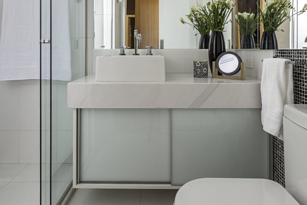 O arm&aacute;rio no banheiro n&atilde;o s&oacute; armazena itens essenciais, mas tamb&eacute;m reflete a vis&atilde;o individual da rotina di&aacute;ria (Projeto: Cristiane Schiavoni | Foto: Carlos Piratininga)