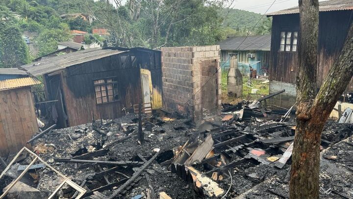 Incêndio deixa bebê ferido e destrói casa em Balneário Camboriú