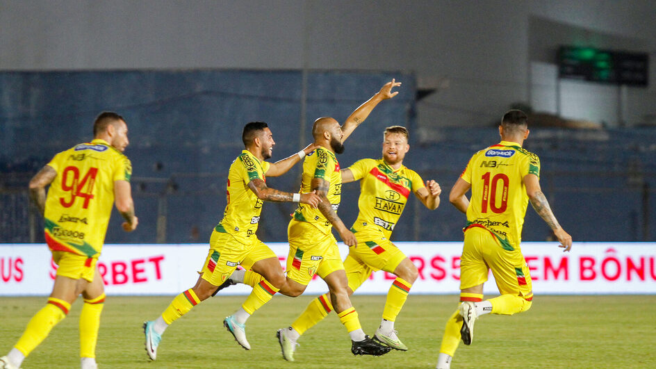 Jogadores do Brusque comemoram gol pela Série B