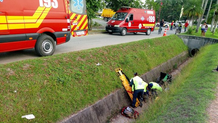 Cadeirante fica ferido e é hospitalizado após cair dentro de vala em SC