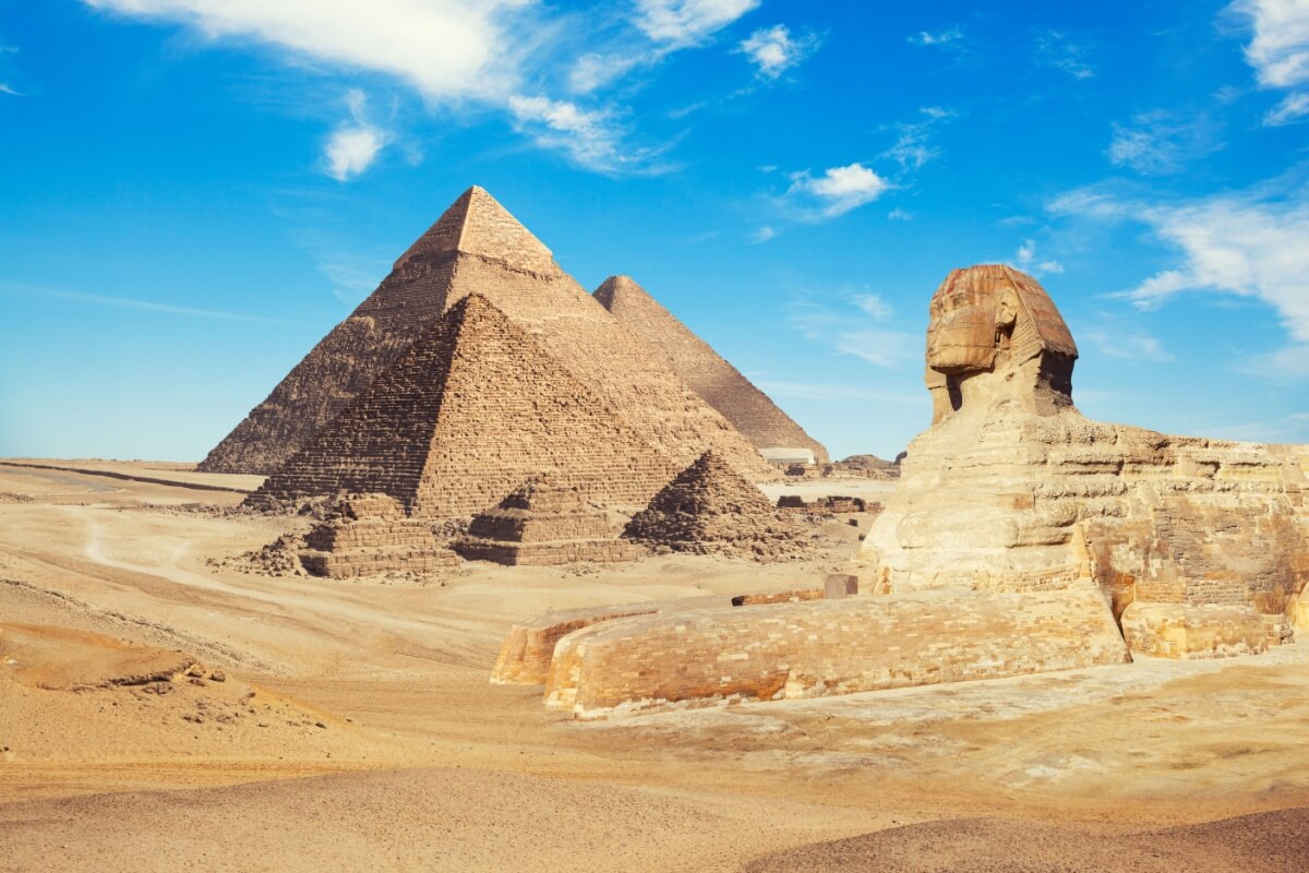 Cairo é um destino com alguns dos monumentos mais icônicos da história da humanidade (Imagem: Merydolla | Shutterstock)