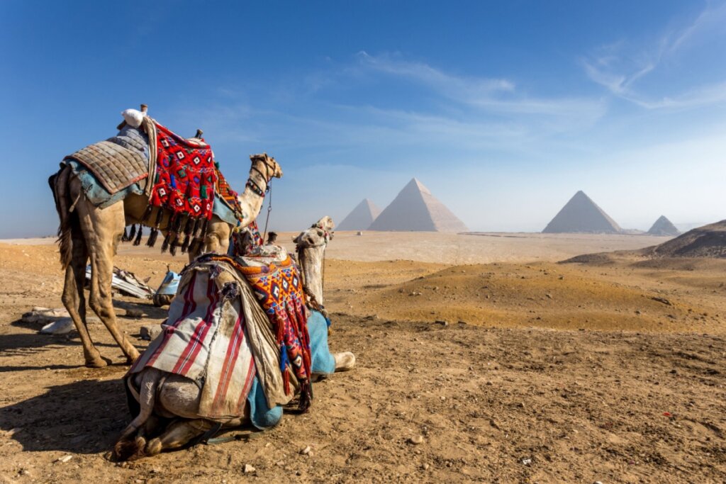 As três pirâmides são grandes atrativos de Cairo (Imagem: Kanuman | Shutterstock)