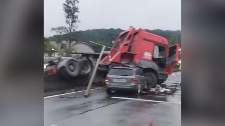 VÍDEO: Caminhão fica em cima de mureta após bater contra carro na BR-101, em Joinville