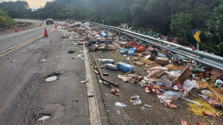 Caminhão tomba e tem carga com cerveja e comida saqueada na Serra Dona Francisca, em Joinville