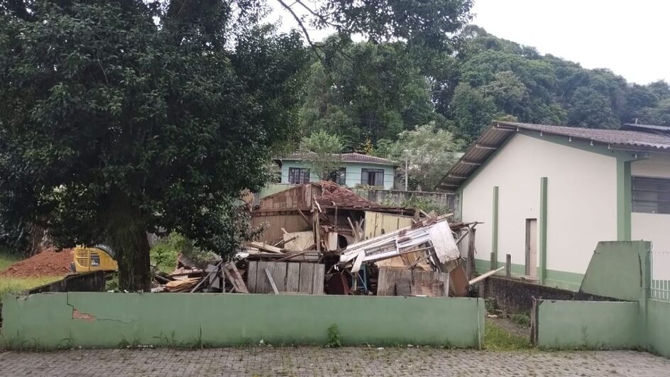 Casa dentro do terreno de escola é demolida após impasse judicial de quase uma década