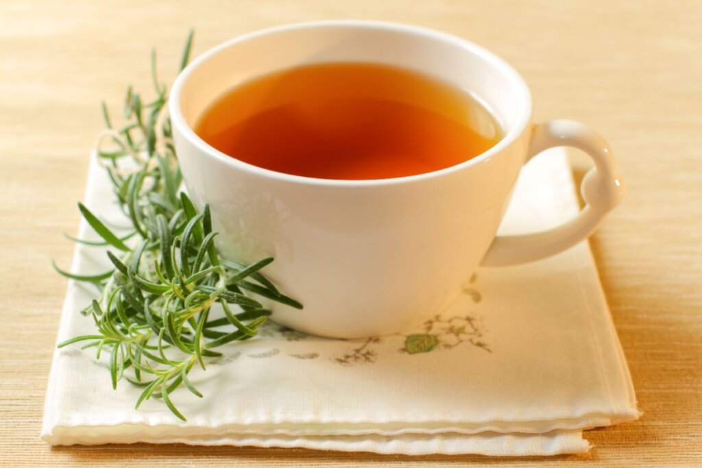 Chá de alecrim com limão (Imagem: NADKI | Shutterstock)