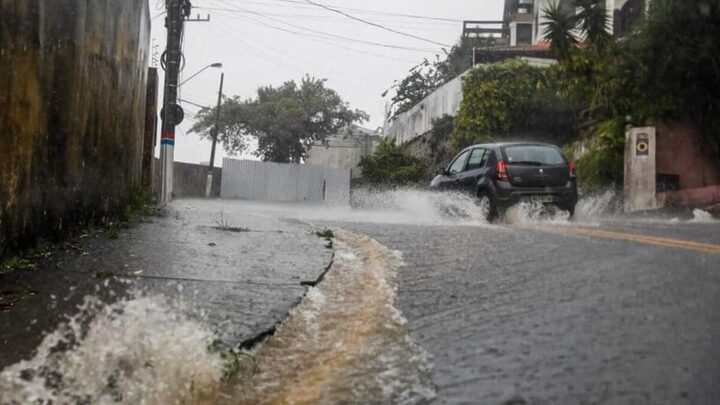 Chuva deixa SC em alerta para alagamentos, enxurradas e deslizamentos neste domingo